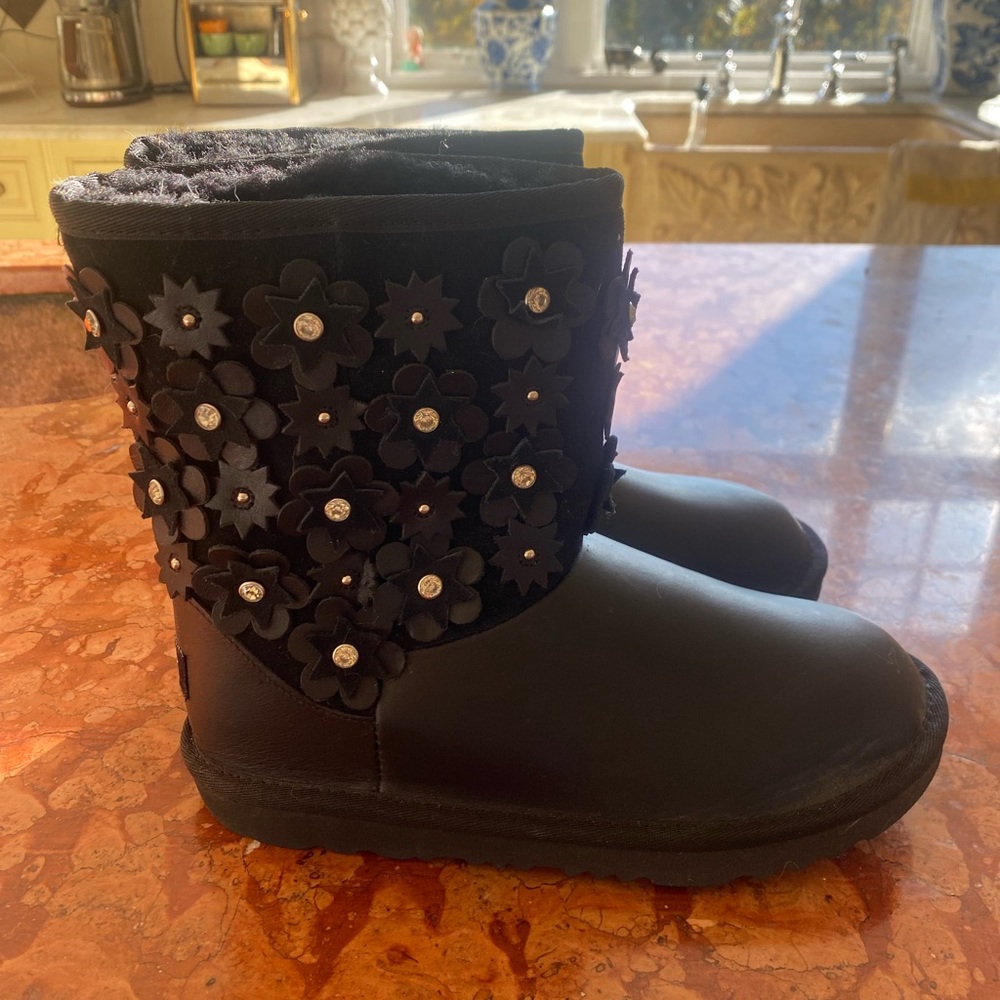 Women’s UGG NEW boots size 5